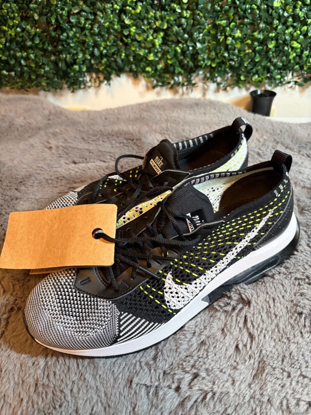 NWT Nike Black, White & Yellow Flyknit Running Sneakers Size 8.5 - Picture 5 of 7
